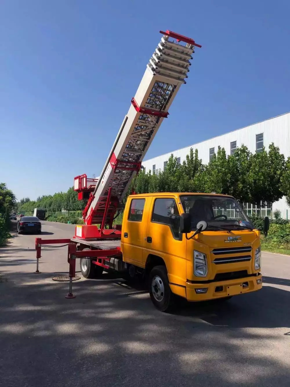 荥经附近的云梯车出租服务：轻松解决高空作业需求